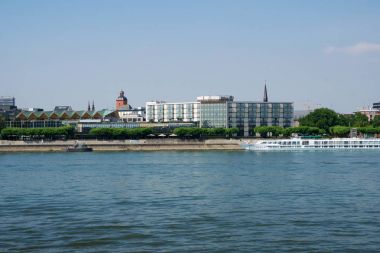 Mainz, Almanya - 09 Temmuz 2017: Lüks Hilton Hotel Rhine Alman Rhein yanında. Dış görünümden karşı nehir tarafında. Hilton Hotels Resorts bir tam hizmet uluslararası bir müşteri olduğunu