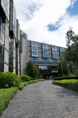 Mainz, Almanya - 09 Temmuz 2017: Giriş veya driveway Rhine Alman Rhein Nehri yanındaki lüks Hilton Hotel'e. Hilton Hotels Resorts bir tam hizmet uluslararası bir müşteri olduğunu ve