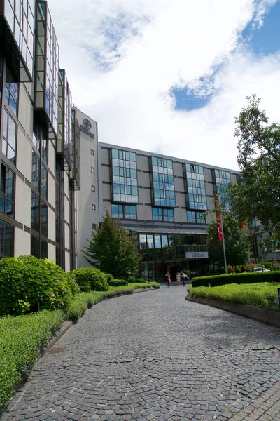 Mainz, Almanya - 09 Temmuz 2017: Giriş veya driveway Rhine Alman Rhein Nehri yanındaki lüks Hilton Hotel'e. Hilton Hotels Resorts bir tam hizmet uluslararası bir müşteri olduğunu ve