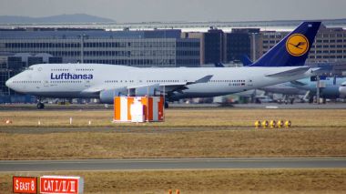 Frankfurt, Almanya - 28 Şubat 2015: Lufthansa Boeing 747 - Msn 28285 - D-Abvr, adlı Köln Frankfurt Uluslararası Havaalanı Fra kalkmak üzere. Lakaplı ünlü ve güçlü uçak 