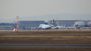 Frankfurt, Almanya - 28 Şubat 2015: Lufthansa Boeing 747 - Msn 28285 - D-Abvr, adlı Köln Frankfurt Uluslararası Havaalanı Fra kalkmak üzere. Lakaplı ünlü ve güçlü uçak 