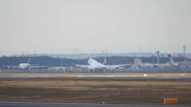 Frankfurt, Almanya - 28 Şubat 2015: Lufthansa Boeing 747 - Msn 28285 - D-Abvr, adlı Köln Frankfurt Uluslararası Havaalanı Fra kalkmak üzere. Lakaplı ünlü ve güçlü uçak 