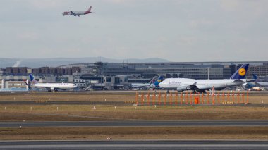 Frankfurt, Almanya - 28 Şubat 2015: Lufthansa Boeing 747 - Msn 28287 - D-Abvt, adlı Rheinland Pfalz Frankfurt Uluslararası Havaalanı Fra kalkmak üzere. İçinde belgili tanımlık geçmiş iki daha fazla uçak