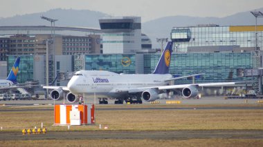 Frankfurt, Almanya - 28 Şubat 2015: Lufthansa Boeing 747 - Msn 28287 - D-Abvt, adlı Rheinland Pfalz Frankfurt Uluslararası Havaalanı Fra kalkmak üzere. Ünlü ve güçlü uçak