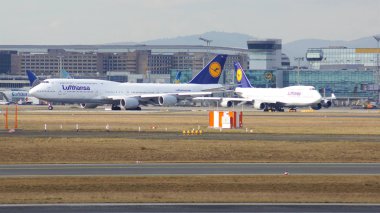Frankfurt, Almanya - 28 Şubat 2015: Lufthansa Boeing 747 - Msn 28287 - D-Abvt, adlı Rheinland Pfalz Frankfurt Uluslararası Havaalanı Fra kalkmak üzere. Ünlü ve güçlü uçak