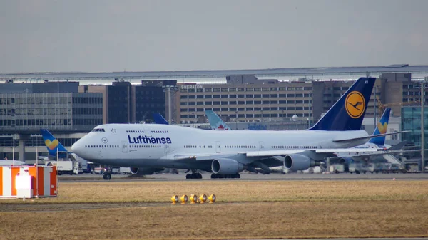 FRANKFURT, ALEMANHA - 28 de fevereiro de 2015: The Lufthansa Boeing 747 - MSN 28285 - D-ABVR, nomeado Colônia vai decolar no Aeroporto Internacional de Frankfurt FRA. A famosa e poderosa aeronave apelidada — Fotografia de Stock
