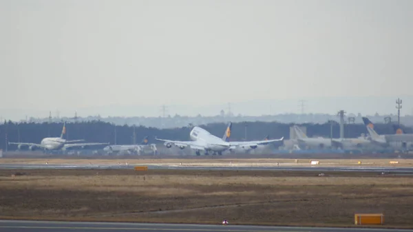 FRANKFURT, ALEMANIA - 28 DE FEB DE 2015: El Boeing 747 de Lufthansa - MSN 28285 - D-ABVR, llamado Colonia va a despegar en el Aeropuerto Internacional de Fráncfort FRA. El famoso y poderoso avión apodado —  Fotos de Stock