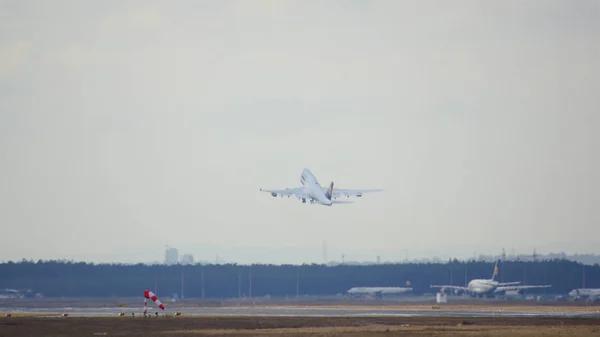 Frankfurt am Main, Tyskland - 28 Feb 2015: The Lufthansa Boeing 747 - Msn 28285 - D-Abvr, heter Köln ta av vid Frankfurts internationella flygplats Fra. Det berömda och kraftfull flygplanen smeknamnet som Jumbo — Stockfoto