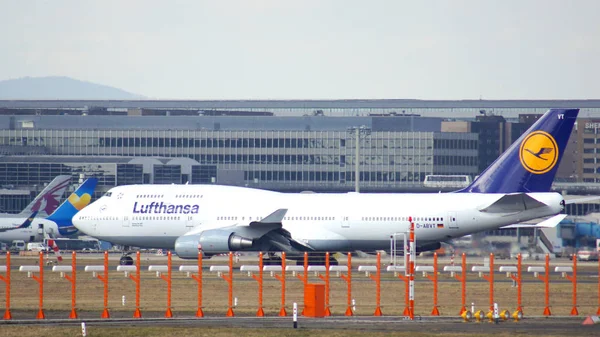 FRANKFURT, ALLEMAGNE - 28 FÉVRIER 2015 : Le Lufthansa Boeing 747 - MSN 28287 - D-ABVT, nommé Rheinland Pfalz va décoller à l'aéroport international de Francfort FRA. Le célèbre et puissant avion — Photo