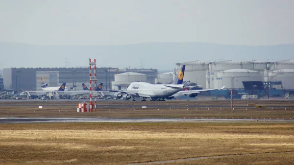 FRANKFURT, ALEMANIA - 28 DE FEB DE 2015: El Boeing 747 de Lufthansa - MSN 28287 - D-ABVT, llamado Rheinland Pfalz va a despegar en el Aeropuerto Internacional de Fráncfort FRA. El famoso y potente avión —  Fotos de Stock