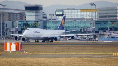 Frankfurt, Almanya - 28 Şubat 2015: Lufthansa Boeing 747 - Msn 28287 - D-Abvt, adlı Rheinland Pfalz Frankfurt Uluslararası Havaalanı Fra kalkmak üzere. Ünlü ve güçlü uçak