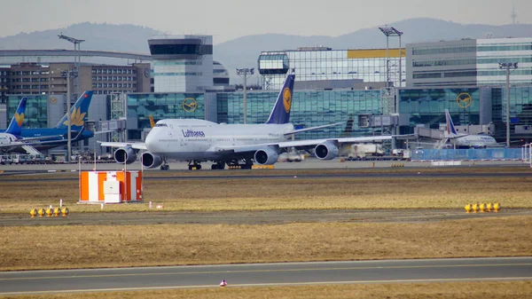 Frankfurt, Németország - február 28, 2015-re: A Lufthansa Boeing 747 - Msn 28287 - D-Abvt, neve lesz, hogy a frankfurti nemzetközi repülőtértől Fra Rheinland-Pfalz. A híres és erős repülőgép — Stock Fotó