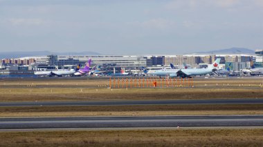 Frankfurt, Almanya - 28 Şubat 2015: Kapı ve ön planda varios uçaklar ile Frankfurt Uluslararası Havaalanı Fra, terminal binaları