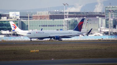 Frankfurt, Almanya - 28 Şubat 2015: Kapı ve ön planda varios uçaklar ile Frankfurt Uluslararası Havaalanı Fra, terminal binaları