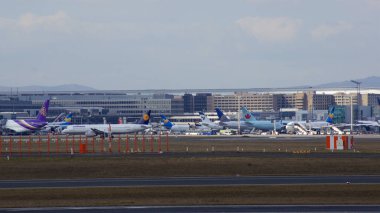 Frankfurt, Almanya - 28 Şubat 2015: Kapı ve ön planda varios uçaklar ile Frankfurt Uluslararası Havaalanı Fra, terminal binaları