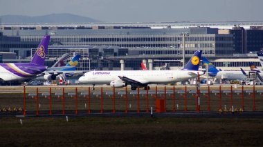 Frankfurt, Almanya - 28 Şubat 2015: Kapı ve ön planda varios uçaklar ile Frankfurt Uluslararası Havaalanı Fra, terminal binaları
