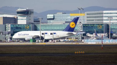 Frankfurt, Almanya - 28 Şubat 2015: Kapı ve ön planda varios uçaklar ile Frankfurt Uluslararası Havaalanı Fra, terminal binaları