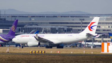 Frankfurt, Almanya - 28 Şubat 2015: Kapı ve ön planda varios uçaklar ile Frankfurt Uluslararası Havaalanı Fra, terminal binaları