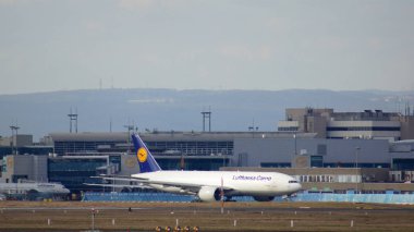 Frankfurt, Almanya - 28 Şubat 2015: Kapı ve ön planda varios uçaklar ile Frankfurt Uluslararası Havaalanı Fra, terminal binaları