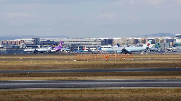 Frankfurt, Almanya - 28 Şubat 2015: Kapı ve ön planda varios uçaklar ile Frankfurt Uluslararası Havaalanı Fra, terminal binaları