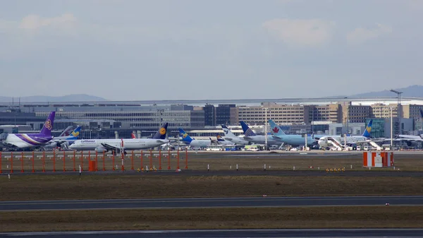 Frankfurt, Almanya - 28 Şubat 2015: Kapı ve ön planda varios uçaklar ile Frankfurt Uluslararası Havaalanı Fra, terminal binaları
