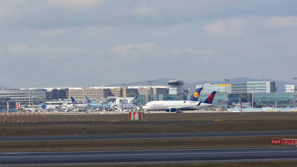 FRANKFURT, ALEMANIA - 28 DE FEB DE 2015: Edificios de puertas y terminales en el aeropuerto internacional de Fráncfort FRA con varios aviones en primer plano —  Fotos de Stock