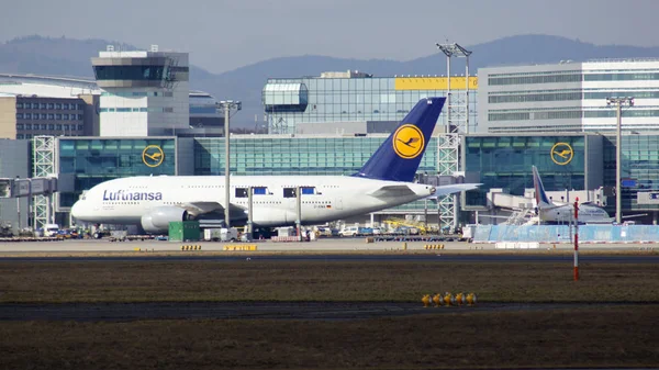 Frankfurt, Almanya - 28 Şubat 2015: Kapı ve ön planda varios uçaklar ile Frankfurt Uluslararası Havaalanı Fra, terminal binaları