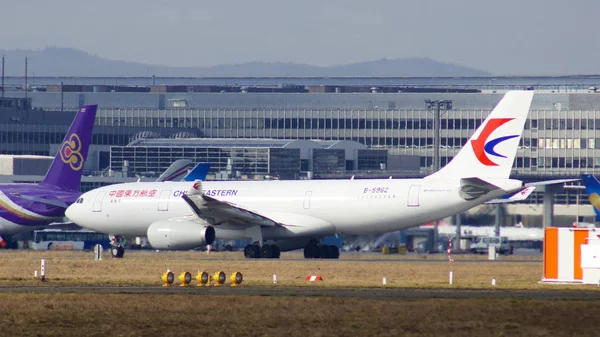 Frankfurt, Almanya - 28 Şubat 2015: Kapı ve ön planda varios uçaklar ile Frankfurt Uluslararası Havaalanı Fra, terminal binaları