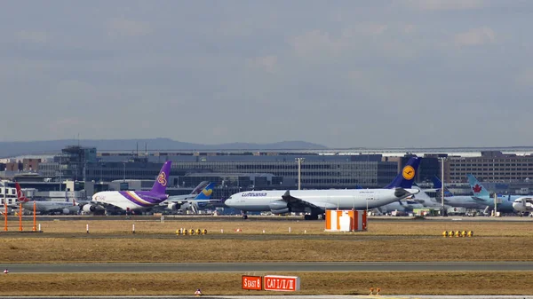 FRANKFURT, ALEMANHA - 28 de fevereiro de 2015: Portão e terminais no Aeroporto Internacional de Frankfurt FRA com vários aviões em primeiro plano — Fotografia de Stock