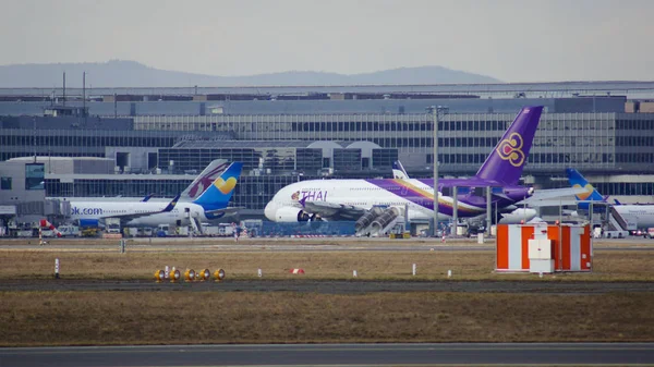 FRANKFURT, ALEMANHA - 28 de fevereiro de 2015: Portão e terminais no Aeroporto Internacional de Frankfurt FRA com vários aviões em primeiro plano — Fotografia de Stock