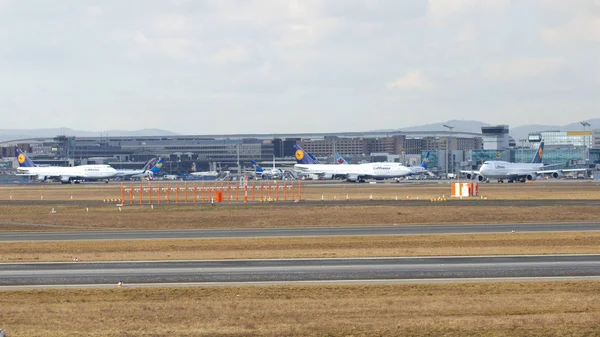Frankfurt, Almanya - 28 Şubat 2015: Kapı ve ön planda varios uçaklar ile Frankfurt Uluslararası Havaalanı Fra, terminal binaları