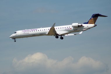 Frankfurt, Almanya - 09 Temmuz 2017: Lufthansa Cityline Lufthansa bölgesel Canadair Crj-900lr kimlik D-akne ile Uluslararası Frankfurt Havaalanına Almanya, Fra yaklaşıyor