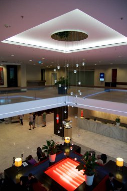 Mainz, Almanya - 8 Temmuz 2017: Modern iç mekanları, Hilton Mainz otel lobisinin sırada bekleyen insan ile