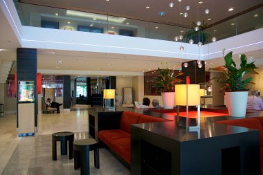 Mainz, Almanya - 8 Temmuz 2017: Modern iç mekanları, Hilton Mainz otel lobisinin sırada bekleyen insan ile