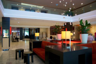 Mainz, Almanya - 8 Temmuz 2017: Modern iç mekanları, Hilton Mainz otel lobisinin sırada bekleyen insan ile