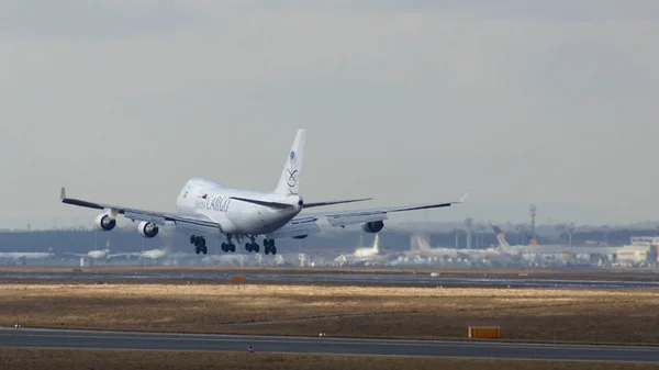 FRANKFURT, ALLEMAGNE - 28 février 2015 : avion du cargo SAUDIA AIR CARGO approchant de la piste à l'aéroport international de Francfort FRA avec ciel nuageux en arrière-plan — Photo