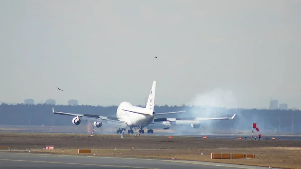 FRANKFURT, ALEMANIA - 28 DE FEB DE 2015: Avión de carga SAUDIA AIR CARGO acercándose a pista de aterrizaje en el Aeropuerto Internacional de Frankfurt FRA con cielo nublado en el fondo —  Fotos de Stock