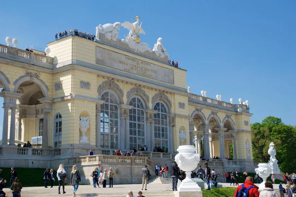 VIENNE, AUTRICHE - 29 AVRIL 2017 : La Gloriette abrite un café et une terrasse d'observation qui offre une vue panoramique sur le Palais Schonbrunn et les jardins, ciel clair avec quelques nuages en arrière-plan — Photo