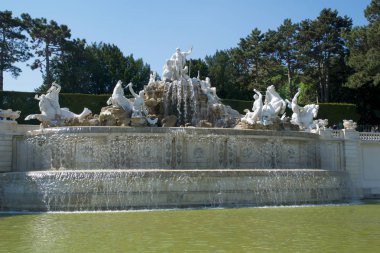 Vienna, Avusturya - 30 Nisan 2017: Neptün Çeşmesi Neptunbrunnen Schoenbrunn genel Park, Schoenbrunn Sarayı - inşa ve saltanatı sırasında remodeled eski imparatorluk yazlık, büyük Çiçeklik 