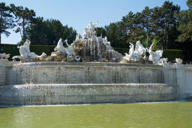 Vienna, Avusturya - 30 Nisan 2017: Neptün Çeşmesi Neptunbrunnen Schoenbrunn genel Park, Schoenbrunn Sarayı - inşa ve saltanatı sırasında remodeled eski imparatorluk yazlık, büyük Çiçeklik 