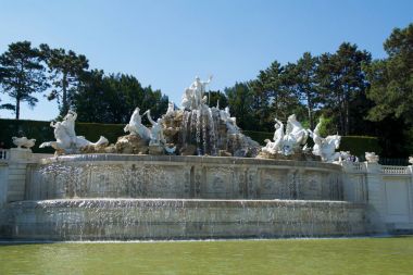 Vienna, Avusturya - 30 Nisan 2017: Neptün Çeşmesi Neptunbrunnen Schoenbrunn genel Park, Schoenbrunn Sarayı - inşa ve saltanatı sırasında remodeled eski imparatorluk yazlık, büyük Çiçeklik 