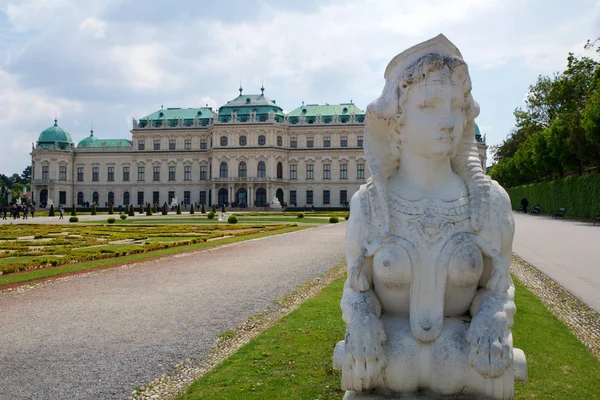 VIENNE, AUTRICHE - 30 AVRIL 2017 : Palais du Haut Belvédère avec un gros plan d'une statue de cheval à l'entrée par une journée ensoleillée avec ciel bleu et nuages en été et touristes marchant — Photo