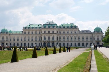 Vienna, Avusturya - 30 Nisan 2017: Mavi gökyüzü ve bulutlar ile güneşli bir yaz ve yürüyüş turistlerin üst Belvedere Sarayı'nın güzel bina