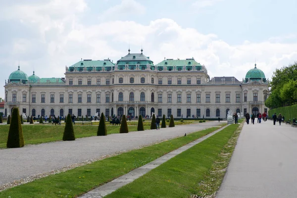 VIENNE, AUTRICHE - 30 AVRIL 2017 : Beau bâtiment du Palais du Belvédère supérieur par une journée ensoleillée avec ciel bleu et nuages en été et touristes marchant — Photo