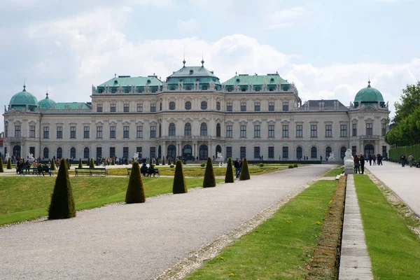 Vienna, Avusturya - 30 Nisan 2017: Mavi gökyüzü ve bulutlar ile güneşli bir yaz ve yürüyüş turistlerin üst Belvedere Sarayı'nın güzel bina