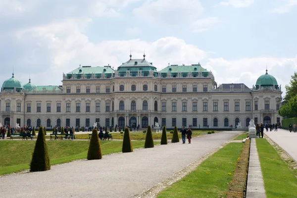 Vienna, Avusturya - 30 Nisan 2017: Mavi gökyüzü ve bulutlar ile güneşli bir yaz ve yürüyüş turistlerin üst Belvedere Sarayı'nın güzel bina