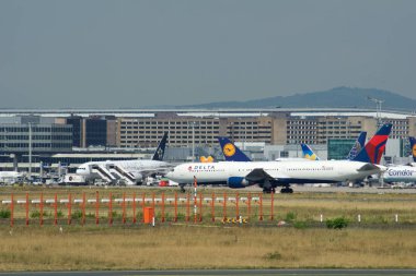 Frankfurt, Almanya - 09 Temmuz 2017: Kapı ve terminal binalarının varios uçaklar önünde Frankfurt Havaalanına ve bir Delta Hava Yolları'nın Jet kalkış için hazır