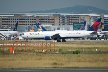 Frankfurt, Almanya - 09 Temmuz 2017: Kapı ve terminal binalarının varios uçaklar önünde Frankfurt Havaalanına ve bir Delta Hava Yolları'nın Jet kalkış için hazır