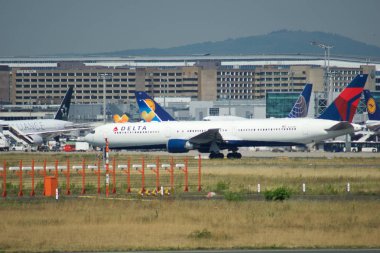 Frankfurt, Almanya - 09 Temmuz 2017: Kapı ve terminal binalarının varios uçaklar önünde Frankfurt Havaalanına ve bir Delta Hava Yolları'nın Jet kalkış için hazır