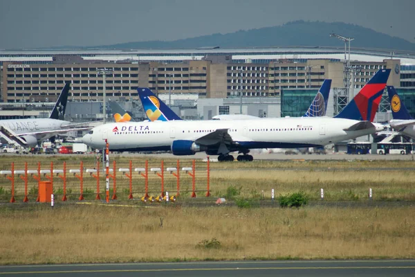 Frankfurt, Almanya - 09 Temmuz 2017: Kapı ve terminal binalarının varios uçaklar önünde Frankfurt Havaalanına ve bir Delta Hava Yolları'nın Jet kalkış için hazır